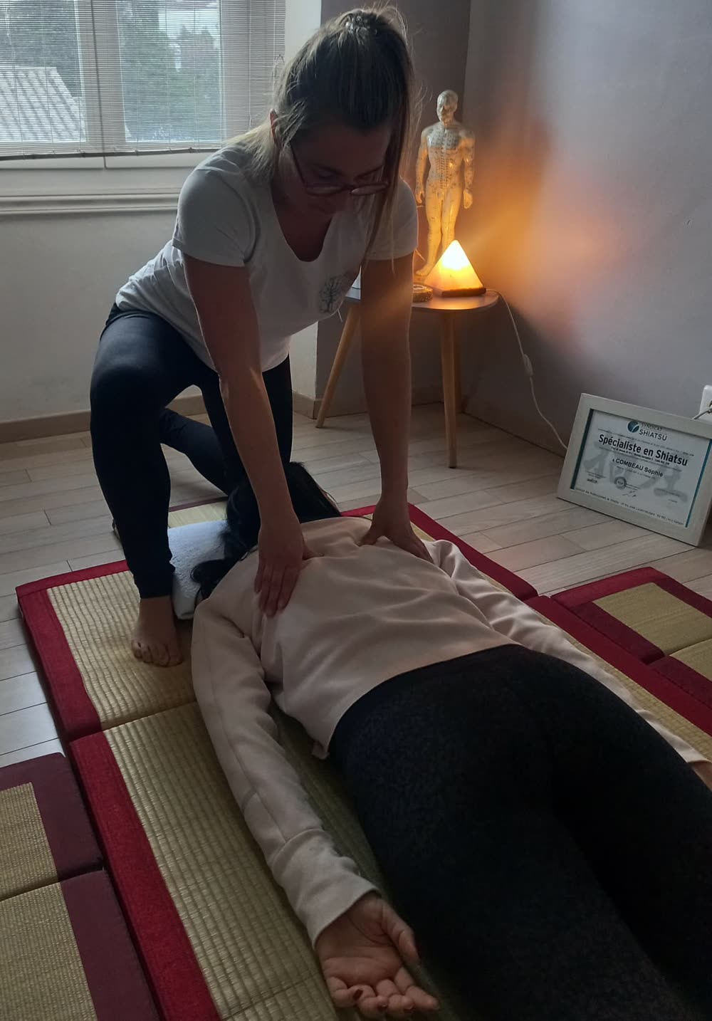 Séance de shiatsu sur tatami au cabinet